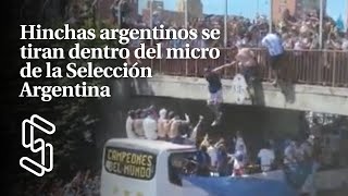 Hinchas argentinos se tiran dentro del micro de la Selección Argentina
