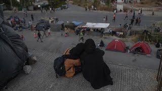 Yangında evlerini kaybeden mülteciler için bir gece daha sokakta geçti