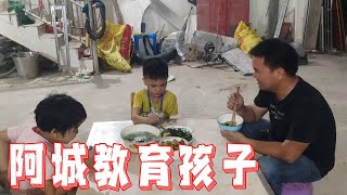 晓梅上夜班，阿城收工赶紧回家照看孩子，当爸又当妈【广西阿城】