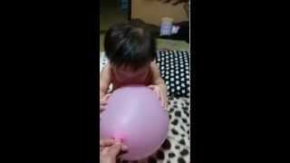 風船で遊ぶはだかんぼ/Baby play with balloon