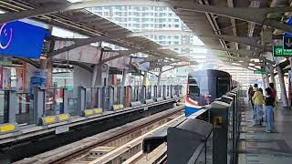 BTS Skytrain arriving in สถานีพญาไท Phaya Thai Station Bangkok Thailand