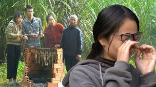 (2 Generations 1 Family) Girl Converging With Parents While They Are Smoked Fish, Touched To Tears