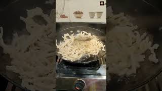 Mummy के सामने सावधानी हटी दुर्घटना घटी 👋😂 #shorts #funny #ytshorts #maabetikisuperkitchen #trending