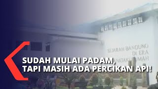 [BREAKING NEWS] Api di Kompleks Pemkot Bandung Mulai Padam, Tapi Masih Terlihat Percikan di Atap!