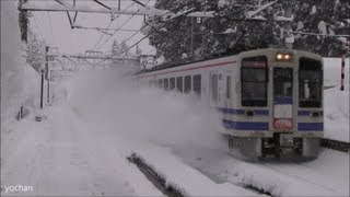 【豪雪】北越急行 HK100形電車 (高速通過と出発)  Heavy Snowfall! EMU Train (High-speed pass)