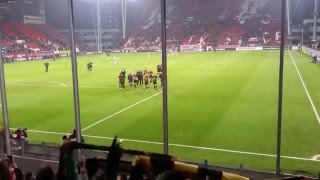 Spelers NAC bedanken publiek na winst op FC Utrecht