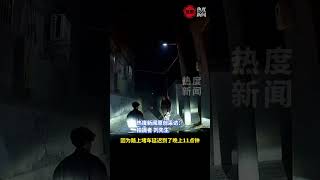 男生和母亲回老家看望爷爷奶奶，一年未相见 再见时内心十分激动，男子跪下向老人磕头表达思念之情