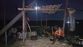 A NOITE NO ACAMPAMENTO. DIVERSÃO E AVENTURA.