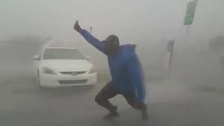 Meteorólogo midiendo el viento del huracán irma