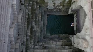 Un tuffo spettacolare nell'antico pozzo indiano