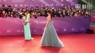 [180422] Quan Hiểu Đồng (Guan Xiao Tong) - Red Carpet 2018 Beijing International Film Festival