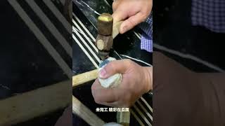 高级原石开窗，往往用最简单的方法。翡翠原石现场直播，翡翠玉石訂製拍賣  在中缅边界雲南瑞丽直播#翡翠掛件#翡翠蛋面#翡翠原石#翡翠賭石#翡翠直播間#現場拍賣翡翠#翡翠原石收藏訂製#緬甸翡翠寶石直播