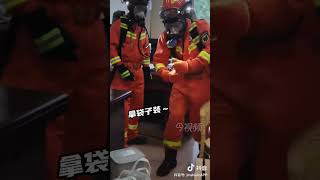 消防员抓黄鼠狼被臭屁攻击呕吐