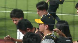 2023.09.03 阪神 伊藤将司 試合後囲み取材・ファンサービス