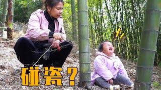 全家上山挖春笋，没想到小苹果假装摔倒不起来，看英子如何“制服”她【农村小英子】