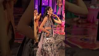 Bride's Family Surprises the Bride & Groom with a Beautiful Dance Performance at the Sangeet