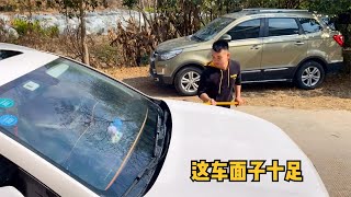 农村小伙返乡过年，开车回家相亲面子十足，看看都买的啥车