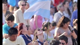 Miles de personas se acercan a Plaza de Mayo por los 30 años de democracia