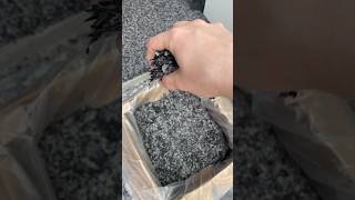 Flaking: Technique d’application des flocons de vinyle. #epoxy #beton #plancher #béton