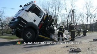 Tűzoltóság.info: Beszakadt az aszfalt egy teherautó alatt