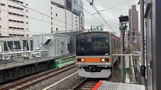 209系82編成快速東京行き到着(警笛あり) 新宿駅