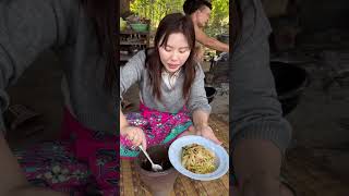 ลาบหมูน้ำตกกินกับส้มตำ บรรยากาศบ้านๆ