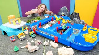 Nicole baut einen Kanal. Video für Kinder mit tollen Spielzeugautos