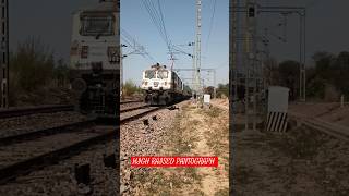 High Raised PANTOGRAPH WAP7 Lead Delhi Rajkot Express with 110km/h speed#trending #train #trainsound