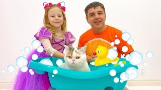 Nastya and dad bathe a kitten