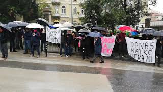 Mirni prosvjed ispred PU kao podrška optuženom policajcu Matku Klariću