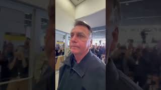 Bolsonaro acompanha Michelle em aeroporto e diz estar 'abalado' por não ir à posse de Trump nos EUA