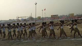 Arey veeranganai Delhi mein parade karte huye