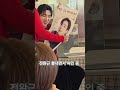 250208 깜짝팬미팅 내 눈앞에서 다른 사람에게 싸인 중인 수호🤣🤣다음에는 내가 주인공 할게 ㅎ 최수호 깜짝팬미팅 수방사 우리지금만나 대전 현역가왕2