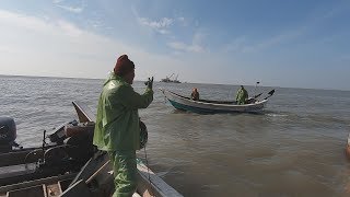 外海的天气异常恶劣，阿阳顶着风浪捕到虾，一条身价竟值75块