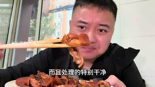 在东北居民楼子里的两室一厅吃扒肉，一口肉一口东北大米饭，好吃到惊为天人！#东北美食 #扒肉 #地方特色美食 #大口吃肉 #哈尔滨美食