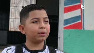 Tijera en mano, un niño barbero sueña con un futuro distinto en Honduras