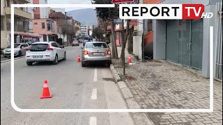 Pogradec, automjeti me targa greke përplas të moshuarin që shpërndante qumësht