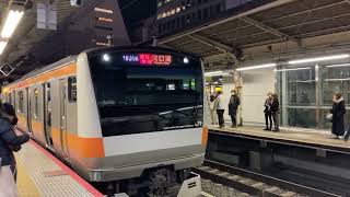 中央線通勤快速富士山・河口湖行き新宿駅発車シーン