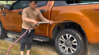 Washing a car to earn sixty thousand Vietnamese dong is too hard because it's too dirty