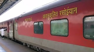 KATRA TO VIDISHA JOURNEY BY 12920 MALWA EXPRESS IN SLEEPER| HIGH SPEED ACTION 130 KM/H