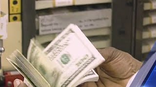 Illinois state employees begin to receive back pay