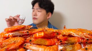 SUB) A glass of soju with a great crunchy grilled prawn!! Salt-grilled king prawns, alone,mukbang