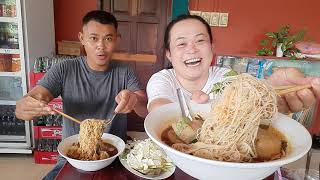 ก๋วยเตี๋ยวร้านประจำ แม่ค้าจัดให้อย่างหนักเส้นเป็นเส้น ลูกชิ้นก็ใหญ่สุดๆผักสดๆอีกเป็นถาด