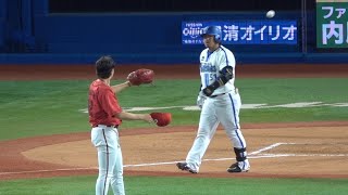 あわや...死球を受けた宮崎の怒りがおさまらず大道を睨み球場騒つく