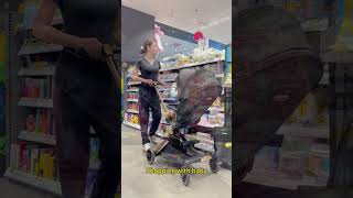 Lorsque vous emmenez vos enfants faire les courses, une poussette pratique est indispensable !