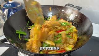 丈母娘点名要吃豆腐，女婿忙买菜安排葱香豆腐，做法粗犷看着好吃