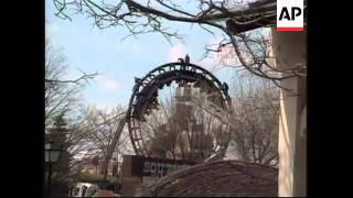 USA: ILLINOIS: 23 STUCK UPSIDE DOWN ON ROLLERCOASTER FOR 2 HOURS