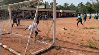 ഇതാണ് മക്കളെ പൊന്നും വിലയുള്ള ഗോളി....