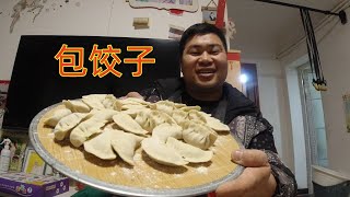 给家里来个大扫除，几块钱买捆韭菜包饺子，慧姐擀皮陈夏包，完美