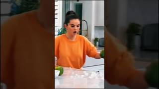 Selena's funny moments in the kitchen 👩‍🍳😂 #selenagomez #youtube #youtubeshorts #shorts